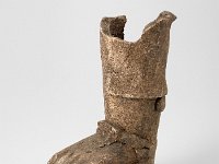 Ame Ker 136  Ame Ker 136, Mexiko, Bundesstaat Yucatan, Cuyo de Ancona, Maya, Postklassische Periode, 900-1450 n. Chr., Fragment eines figürlichen Räuchergefäßes, Ton, H 12,5 cm, B 9,5 cm, T 5,5 cm : Museumsfoto: Claus Cordes, Bestandskatalog Ethnologie